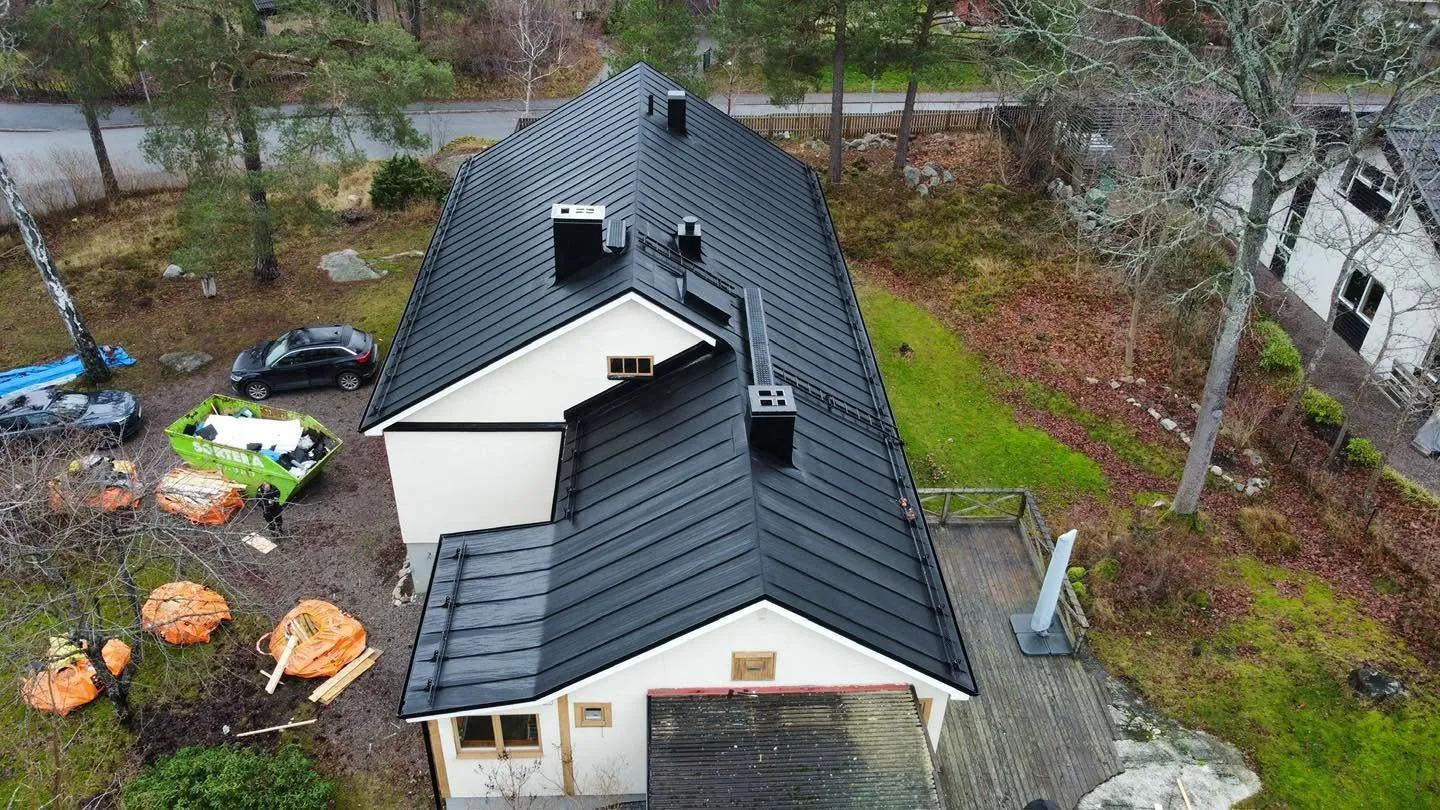 Färdigt mörkt plåttak sett uppifrån