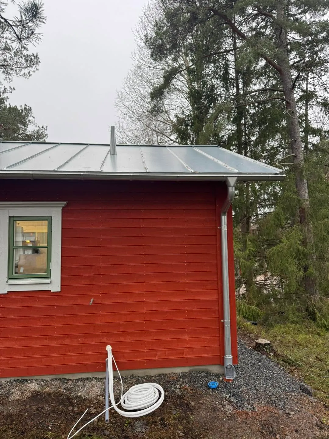Ny hängränna och stuprör på röd stuga